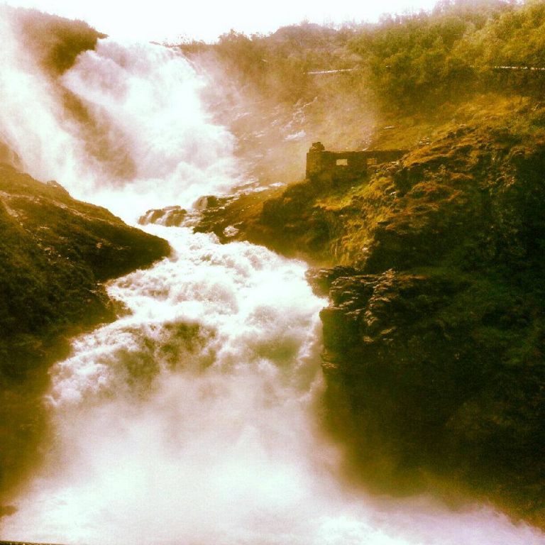 580397_590421410998698_1490489394_n