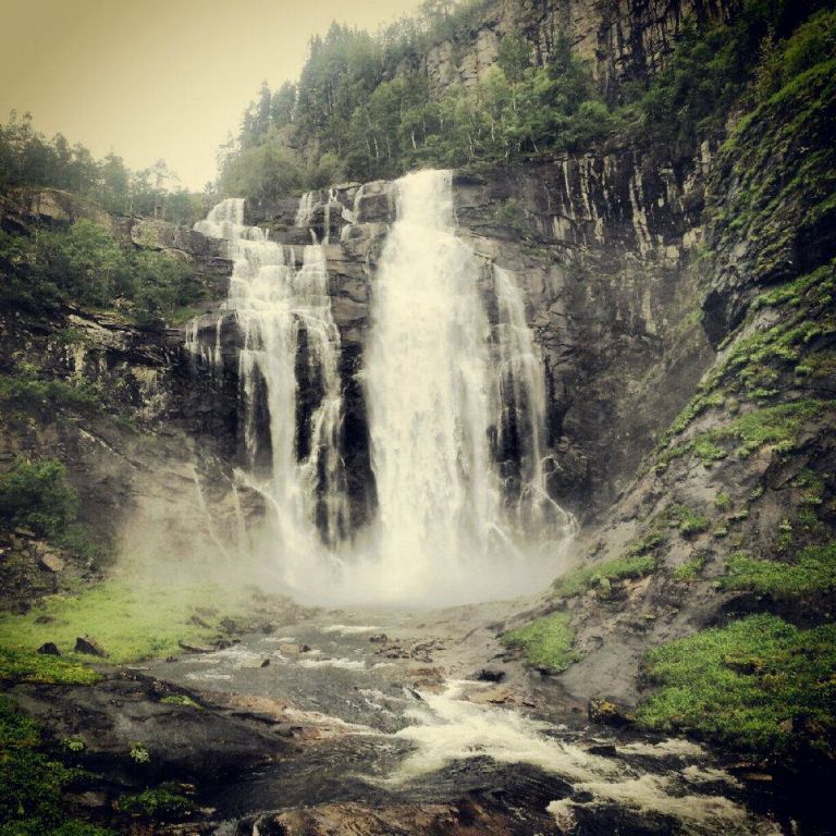 600509_590421534332019_885528834_n