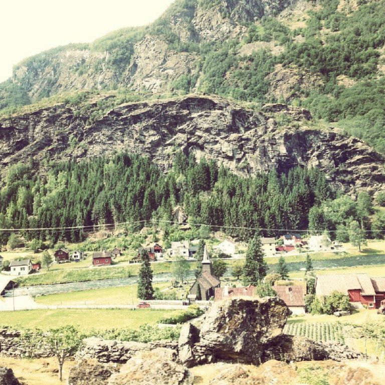 296073_590421420998697_115527500_n