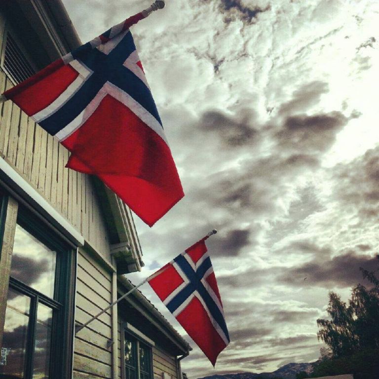 946660_590421004332072_1401095471_n