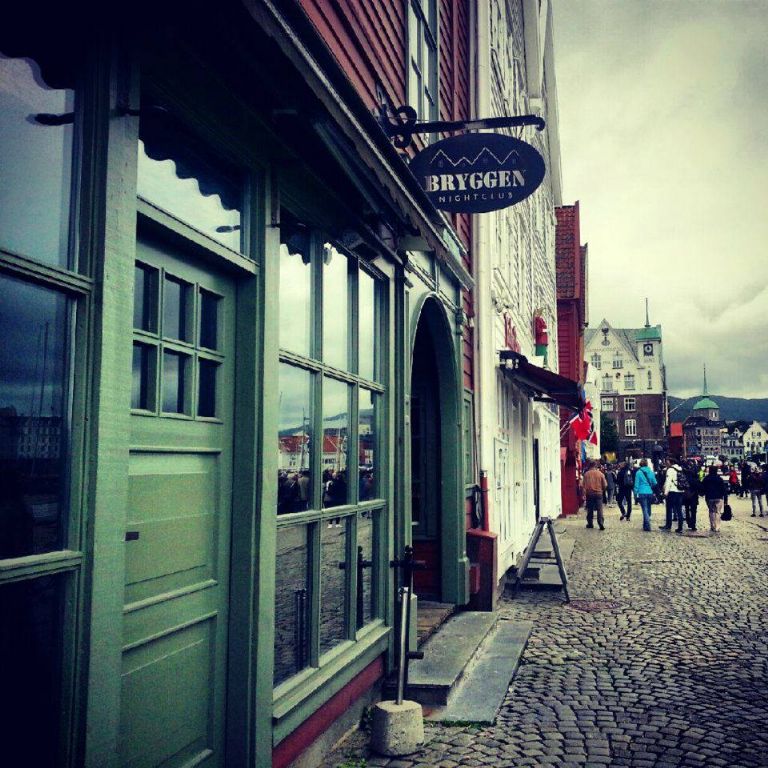 945453_590421320998707_1289692235_n