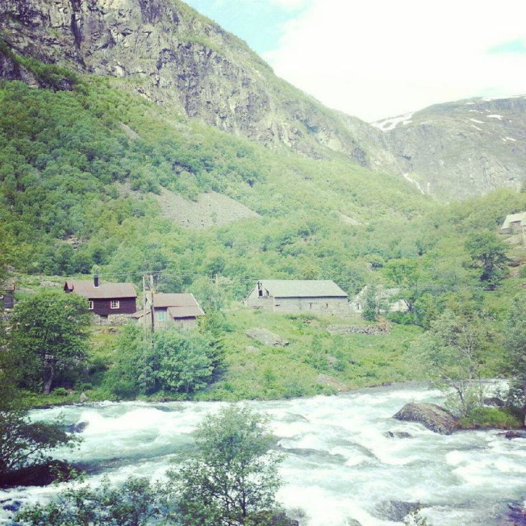 295647_590421594332013_936549803_n