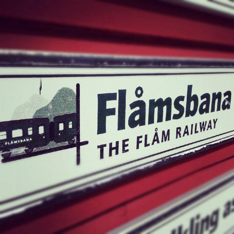 943166_590421754331997_39951854_n